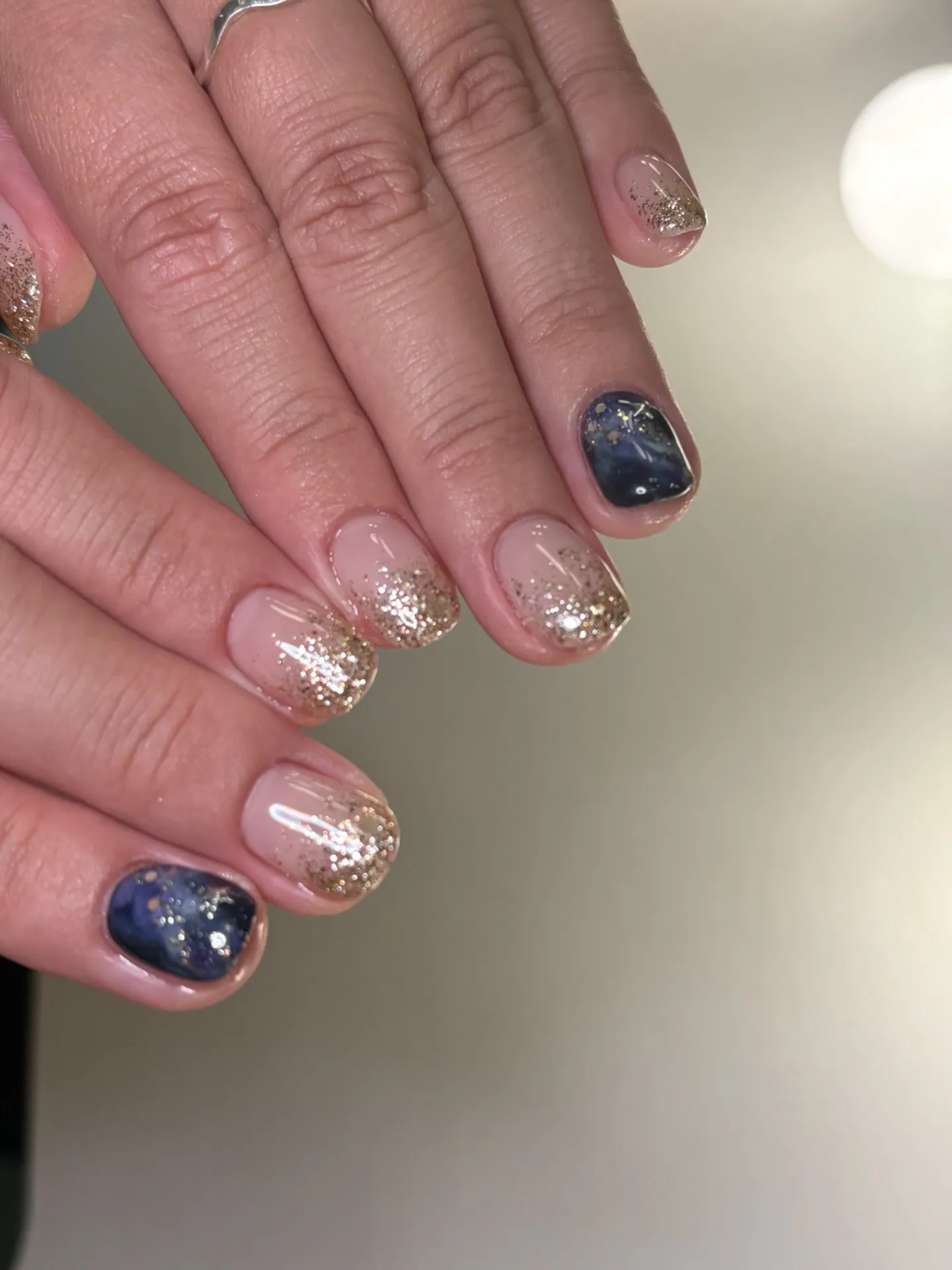 【東大阪】ラメグラデーションをベースにしたニュアンスネイル